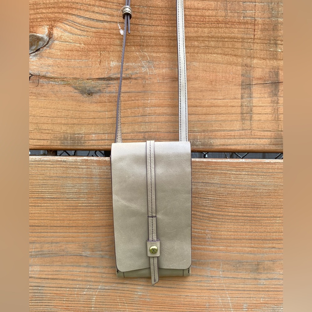 Hobo wallet crossbody. Tan in color.